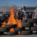 Trabajadores de la planta de producción de Nissan en Barcelona queman neumáticos en el exterior de la fábrica en la Zona Franca. David Zorrakino / Europa Press