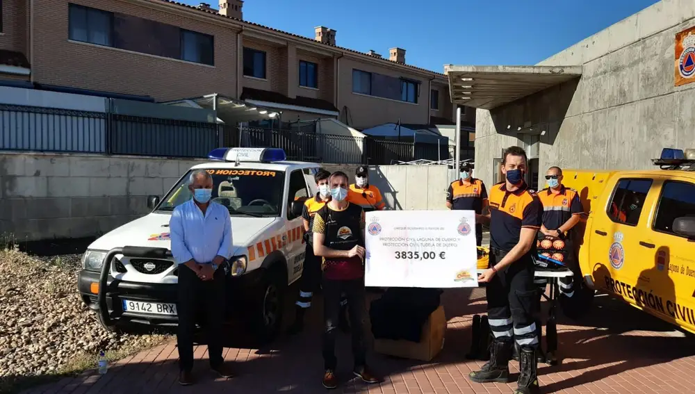 Javier Cánovas entrega el cheque al ayuntamiento de Laguna de Duero, con su alcalde Román Rodríguez, a la cabeza, junto a varios voluntarios de Protección Civil