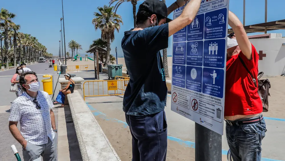 El concejal de Movilidad Sostenible, presidente de la EMT y regidor de las playas de Valencia, Giuseppe Grezzi, observa desde el paseo de la playa de la Malvarrosa el inicio de las instalaciones de la cartelería informativa
