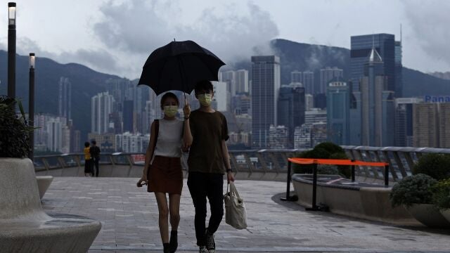 Una pareja pasea por el centro de la isla de Hong Kong