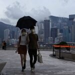 Una pareja pasea por el centro de la isla de Hong Kong