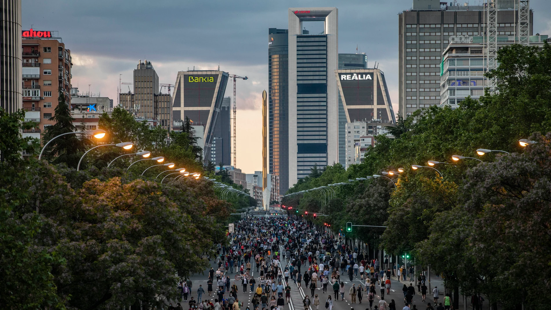 Imagen del madrileño paseo de la Castellana abarrotado de gente paseando