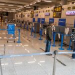 Viajeros mantienen la distancia de seguridad antes de facturar su equipaje en el interior del Aeropuerto de Palma/Foto: CATI CLADERA/EFE