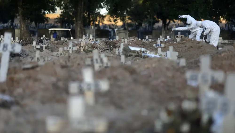 Sepultureros entierran a una persona que ha fallecido por covid-19 en el cementerio de Sao Francisco Xavier en Rio de Janeiro