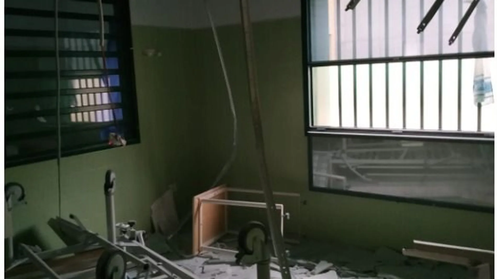 Un preso provoca un incendio en la prisión de Ceuta tras romper el falso techo y apilar escombros y el colchón
