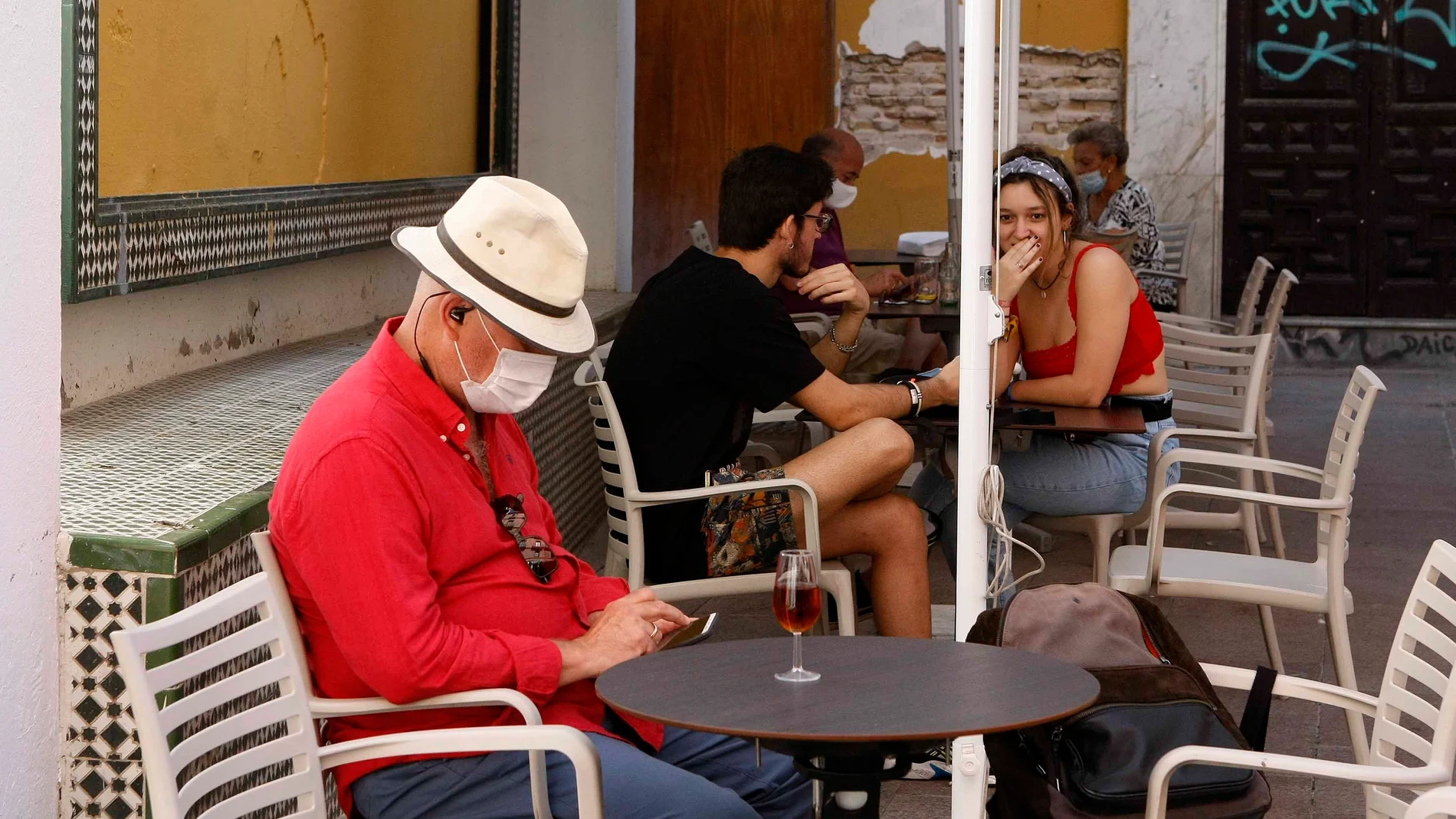 Gente en las terrazas durante la Fase 1Gente en bares y comercios