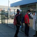 Trabajadores dirigiéndose al complejo industrial de Azambuja, foco de contagio en la periferia de Lisboa