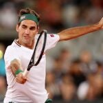 Roger Federer hace una volea