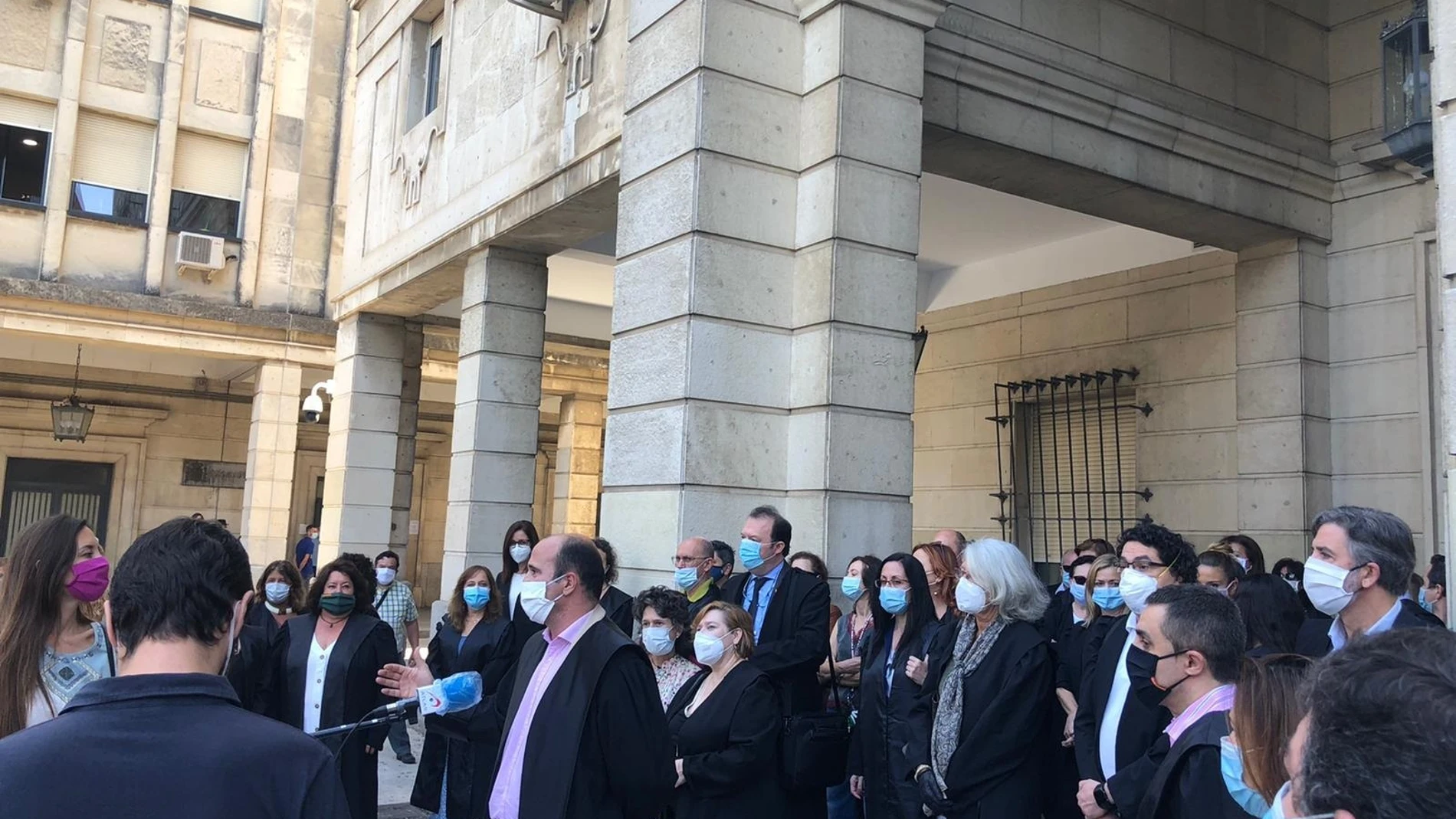 Abogados se concentran en Sevilla para reclamar la reapertura de los juzgados