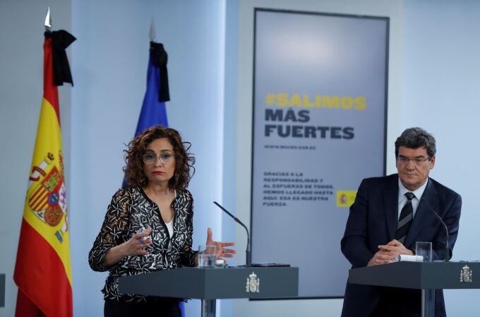 El ministro de Inclusión, José Luis Escrivá, y la ministra de Hacienda y portavoz, María Jesús Montero