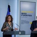 El ministro de Inclusión, José Luis Escrivá, y la ministra de Hacienda y portavoz, María Jesús Montero