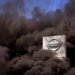El humo e las protestas envuelve un cartel de Nissan