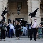 Protesta de abogados, volteando sus togas, ante la Audiencia de Sevilla
