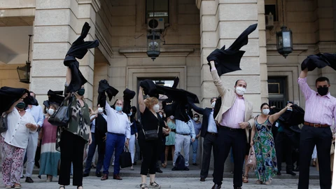 Protesta de abogados, volteando sus togas, ante la Audiencia de Sevilla