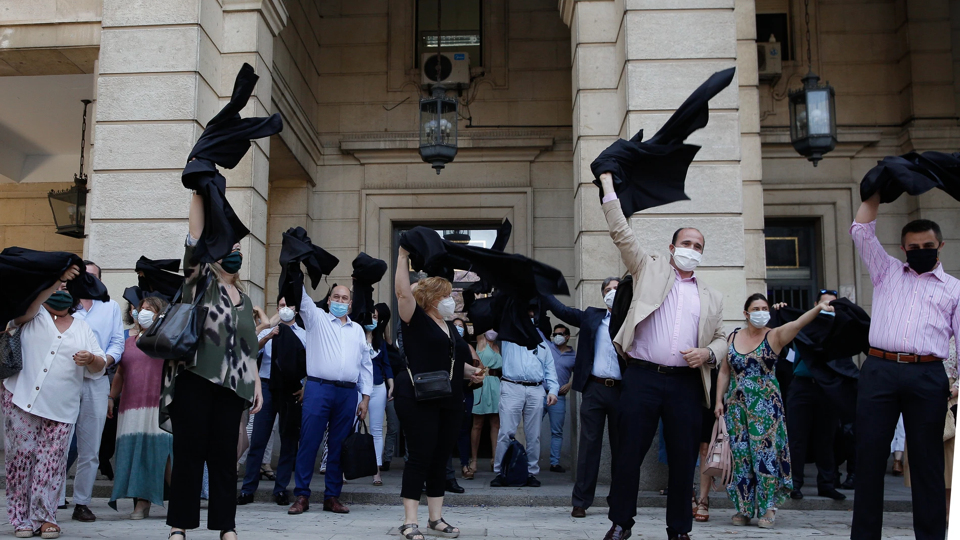 Sevilla.- Coronavirus.- Protesta de abogados ante la Audiencia por la "ruina" derivada de la "paralización" judicial