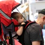 Padres e hijos pasean por las calles andaluzas con mascarillas y cumpliendo con las medidas de seguridad dictadas por el Gobierno
