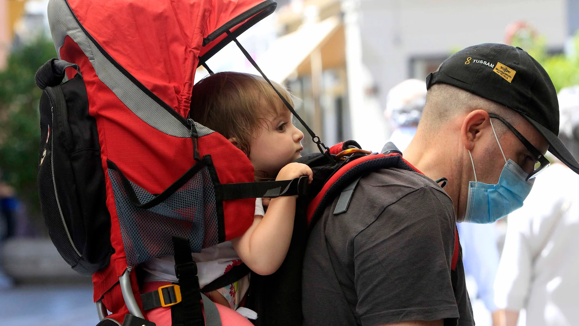 Padres e hijos pasean por las calles andaluzas con mascarillas y cumpliendo con las medidas de seguridad dictadas por el Gobierno
