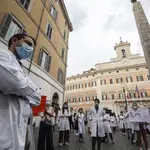Médicos recién graduados protestan en Roma contra el proyecto de ley para regular su especialización