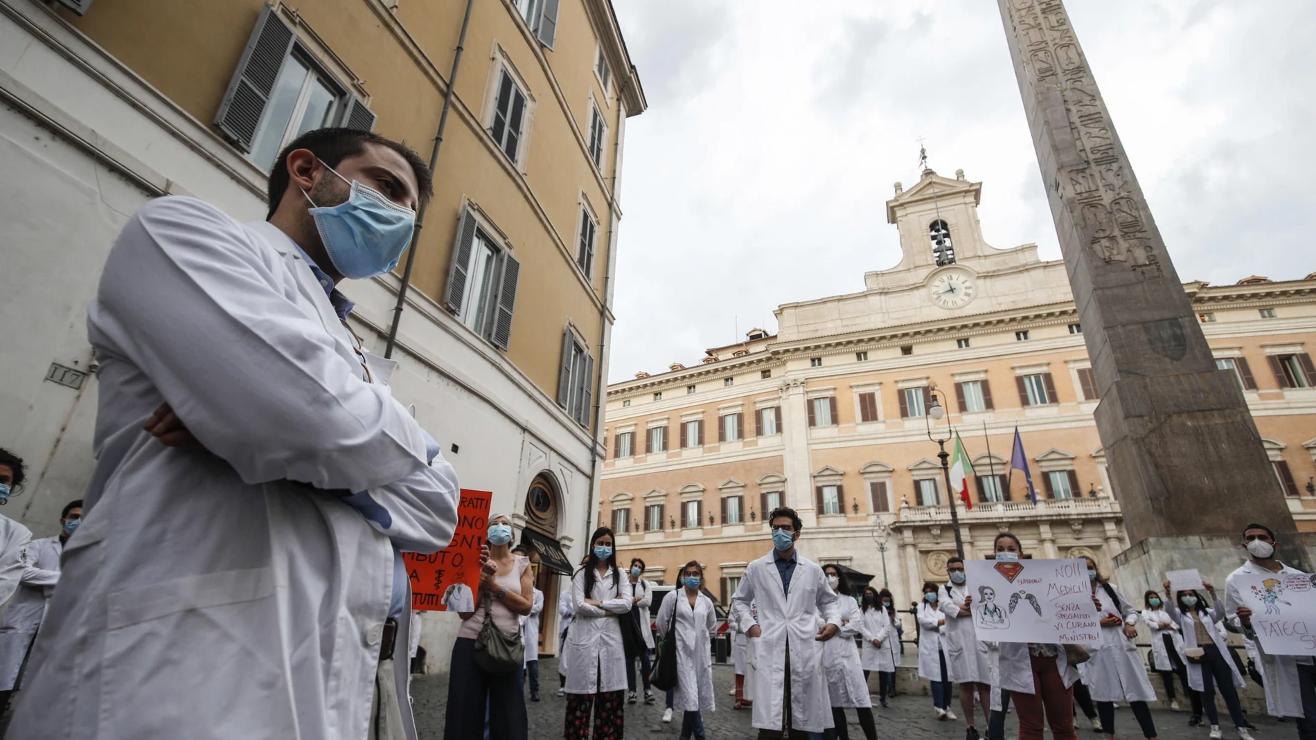 Médicos recién graduados protestan en Roma contra el proyecto de ley para regular su especialización