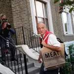 Dominic Cummings llega a su casa después de dar una rueda de prensa