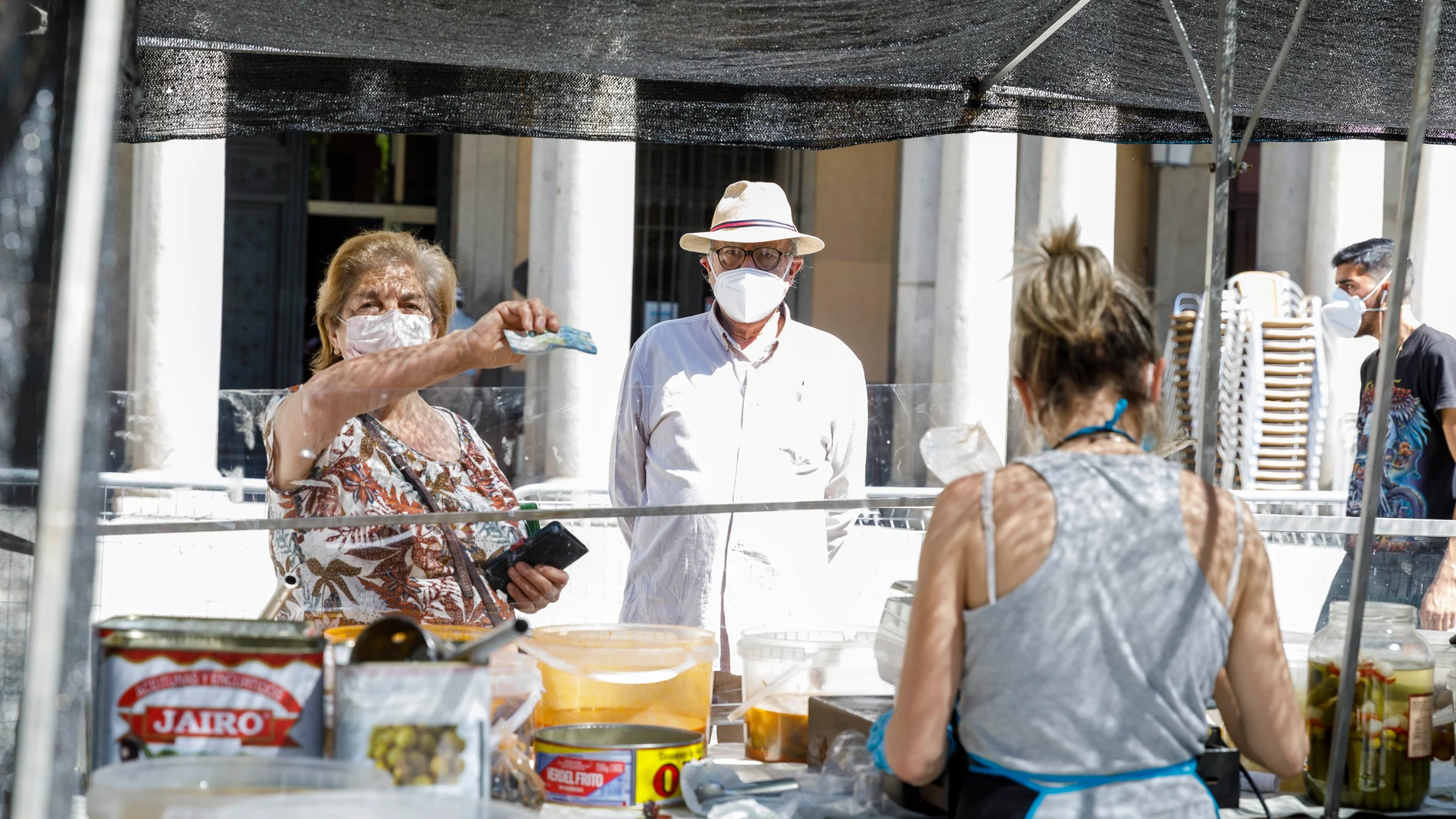 El mercado de los jueves en la Plaza Mayor de Segovia, reabre con total organización