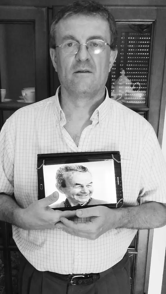 Pedro, con un retrato de su suegro, José Martín, de 79 años