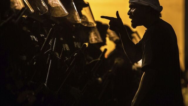 Un manifestante se enfrenta a los agentes antidisturbios en Tucson, Arizona