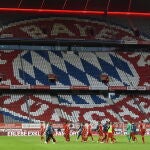 Los jugadores del Bayern en el Allianz Arena vacío tras golear al Fortuna Düsseldorf (5-0)