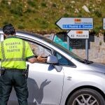 Miembros de la Guardia Civil realizan controles a los conductores en la carretera que da acceso a Navacerrada y Cotos, en Madrid este sábado. La Comunidad ha mantenido cerrados accesos y aparcamientos en estos puertos.