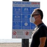 Con el 70 por ciento de los españoles en fase 2 el próximo lunes, la evolución de la pandemia por el coronavirus en España es cada vez más favorable, en la imagen, cartelería instalada por el Ayuntamiento de Valencia en la playa de la Malvarrosa informa a los usuarios de la normativa que se aplicará a partir del próximo lunes en que se pondrá tomar el baño.