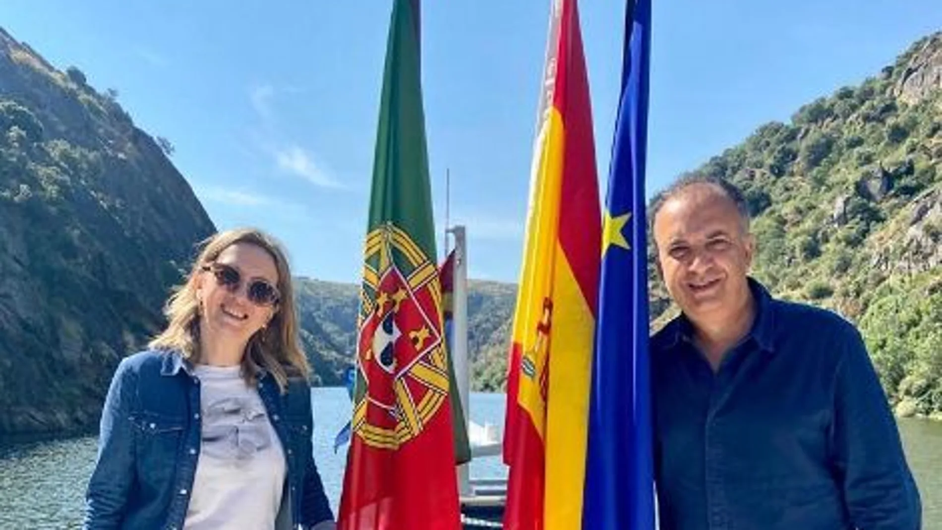 La directora general de Turismo se reúne en aguas internacionales del Duero con representantes del Gobierno de Porto-Norte (Portugal)