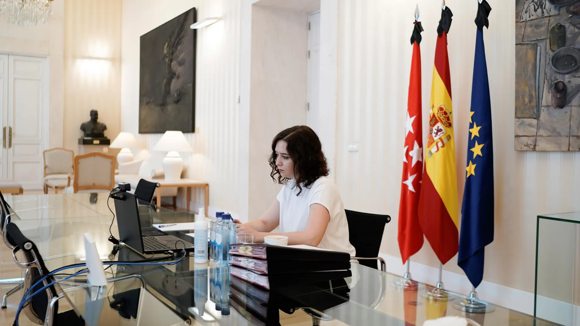 Isabel Díaz Ayuso participa en una videoconferencia con Pedro Sánchez y los presidentes de las CC.AA