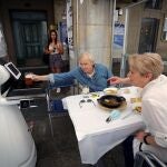 El robot Alexia sirve una consumición en la terraza de un bar de la Plaza del Castillo de Pamplona