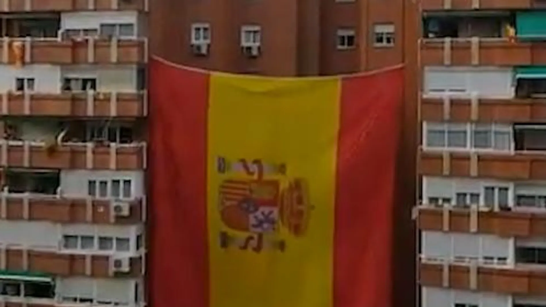 Despliegan una bandera gigante en el Barrio del Pilar