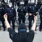 Un manifestante provoca a la policía en una de las protestas de San Francisco
