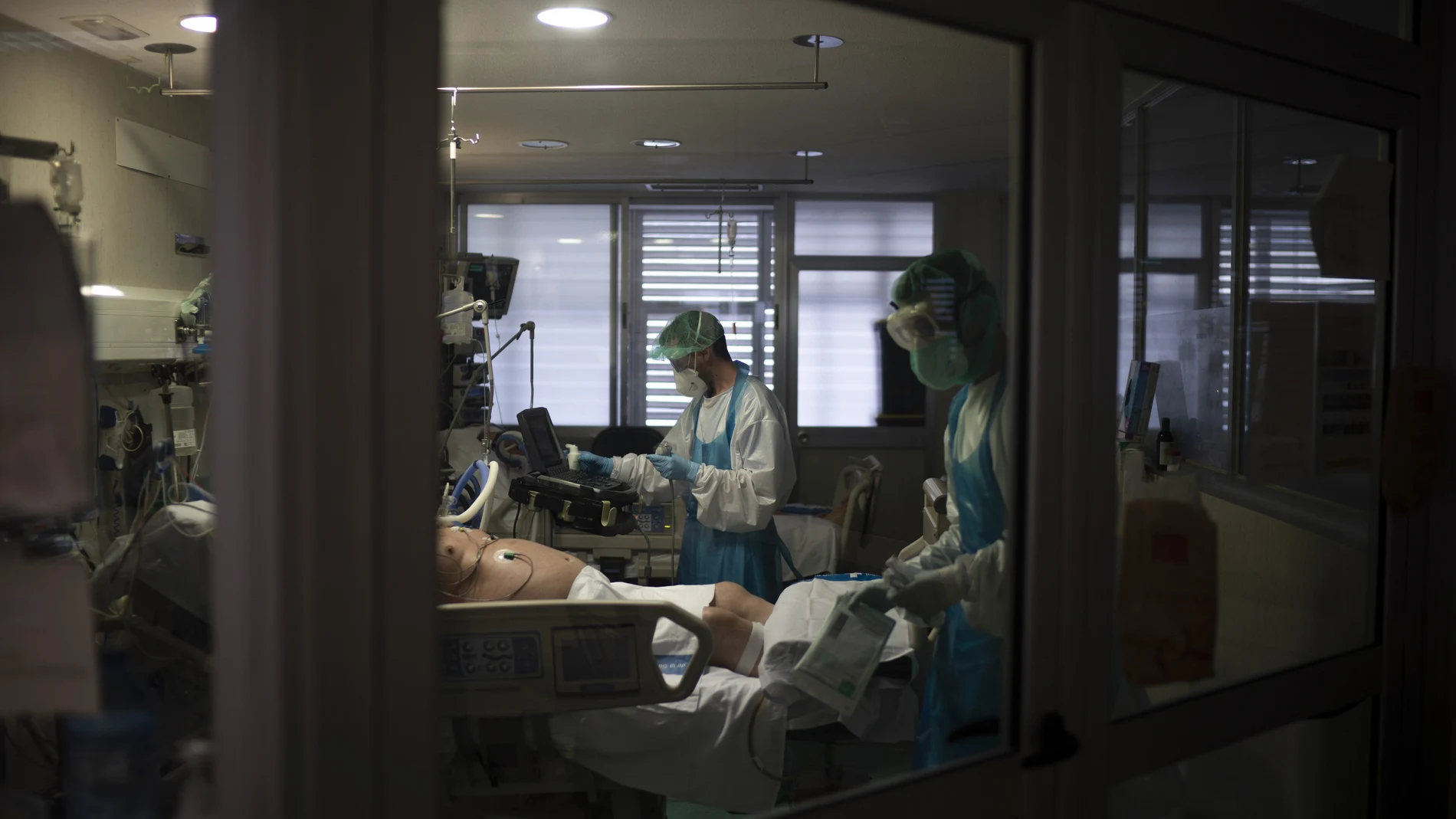 Sanitarios asisten a un enfermo de Covid-19 en la UCI del Hospital German Trias i Pujol de Badalona