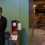 Dispensadores de gel a la entrada de cada sala del centro Caixaforum de Sevilla el día en que la Fundación La Caixa reabre los ocho centros culturales que posee en España