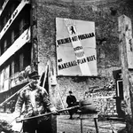 El cartel anuncia que es el Plan Marshall el que financia las obras de reconstrucción de Alemania Occidental