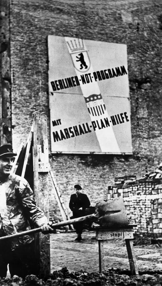 El cartel anuncia que es el Plan Marshall el que financia las obras de reconstrucción de Alemania Occidental