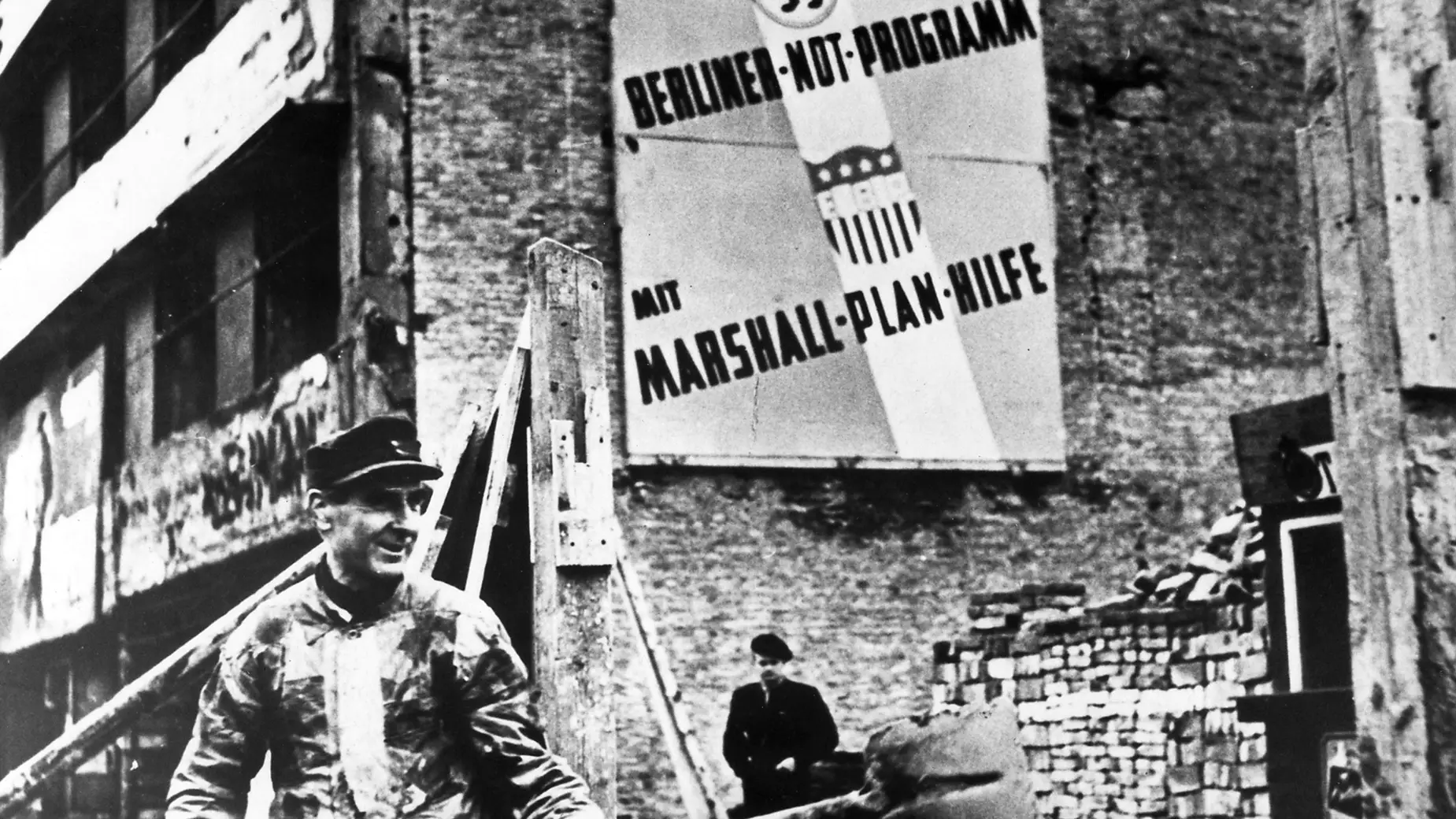 El cartel anuncia que es el Plan Marshall el que financia las obras de reconstrucción de Alemania Occidental