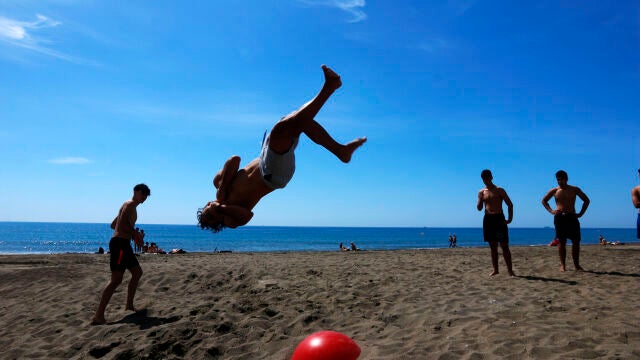 Los malagueños disfrutan de la playa durante el primer día de la Fase 2