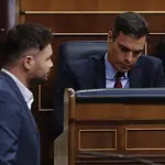 El portavoz de ERC en el Congreso, Gabriel Rufián, pasa junto al presidente del Gobierno, Pedro Sánchez, durante un debate en el Congreso de los Diputados