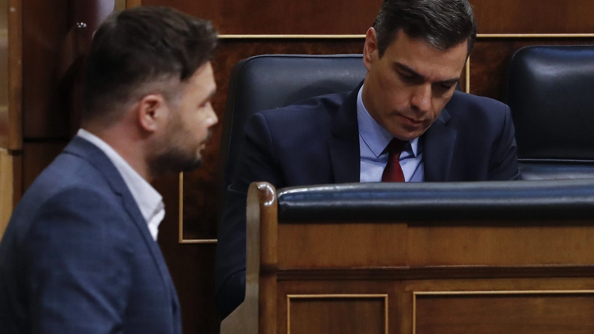 El portavoz de ERC en el Congreso, Gabriel Rufián, pasa junto al presidente del Gobierno, Pedro Sánchez, durante un debate en el Congreso de los Diputados