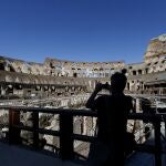 Un periodista hace una foto dentro del Coliseo que ha reabierto esta semana