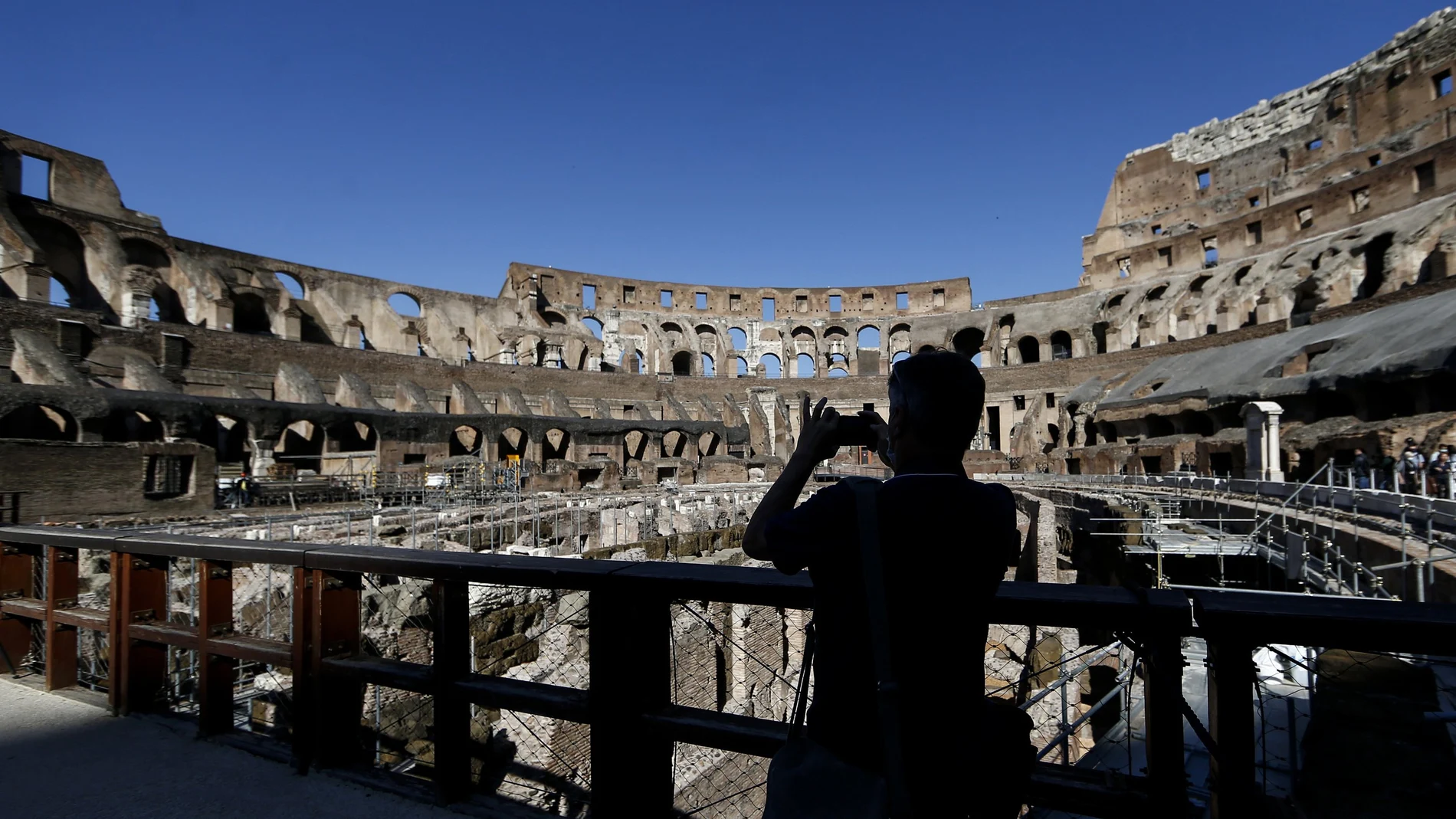 Un periodista hace una foto dentro del Coliseo que ha reabierto esta semana