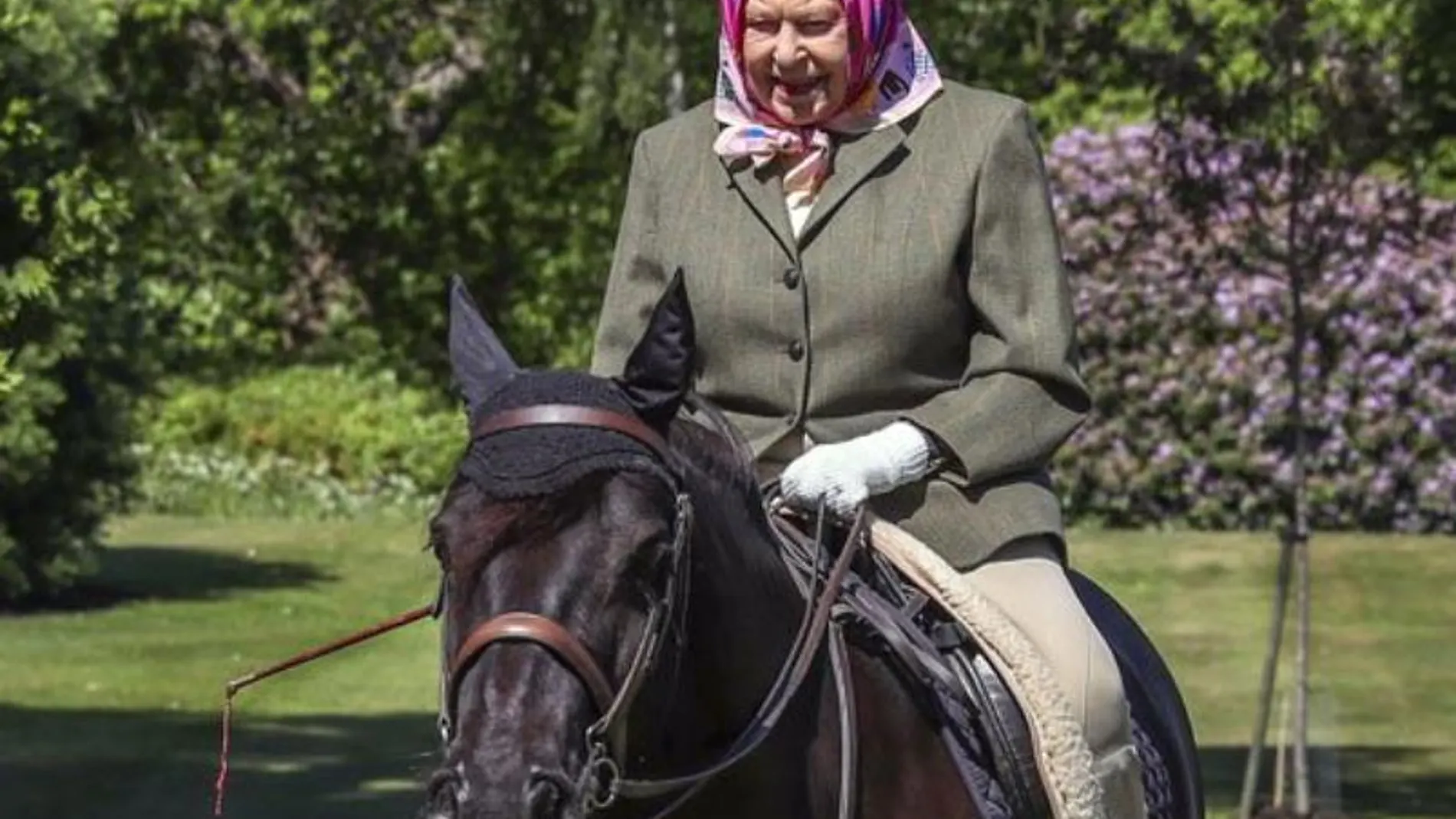 Isabel II, a caballo en Windsor
