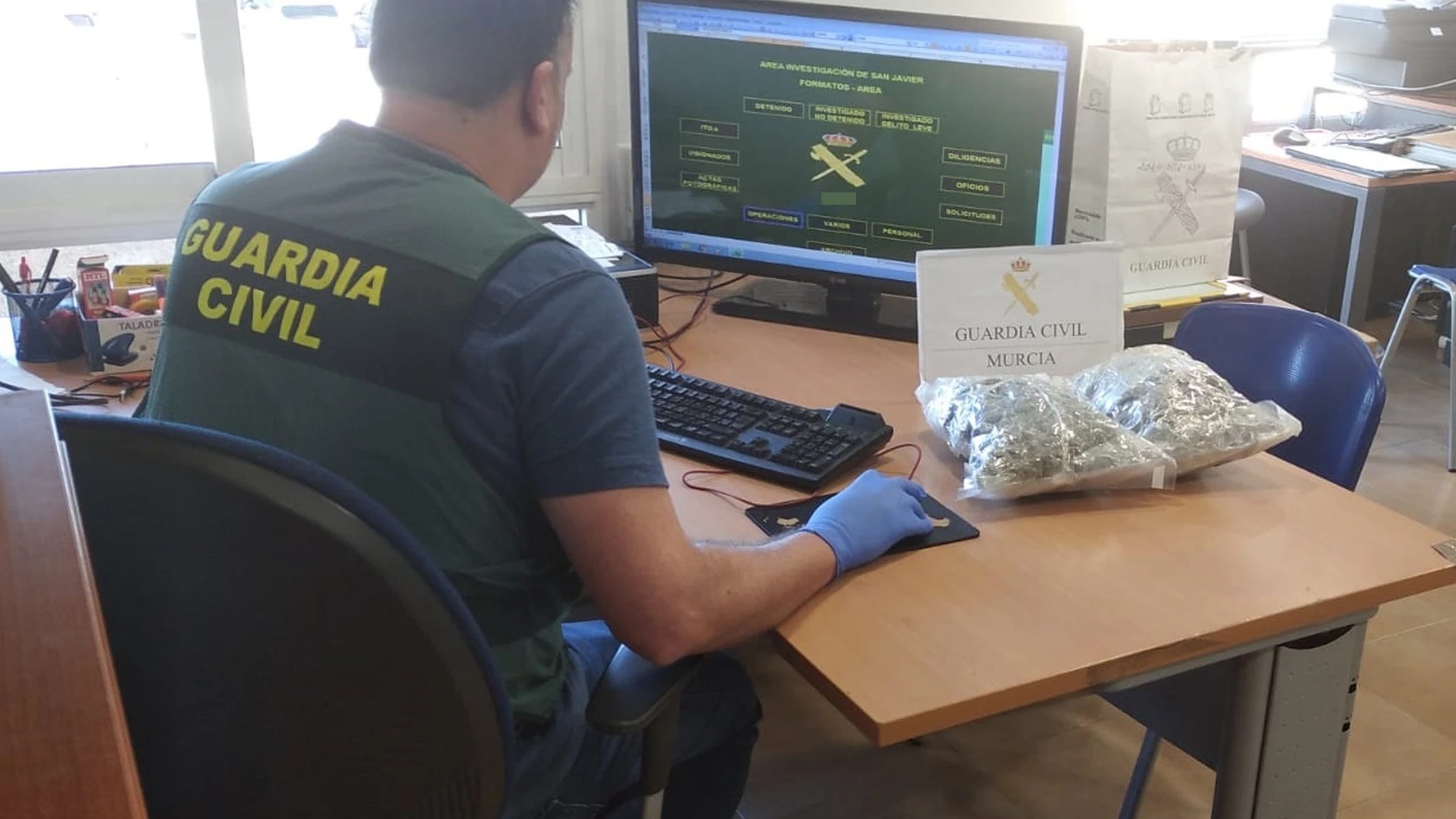 Sucesos.- Detenido un individuo que enviaba marihuana por paquetería postal desde San Javier (Murcia) al Reino Unido