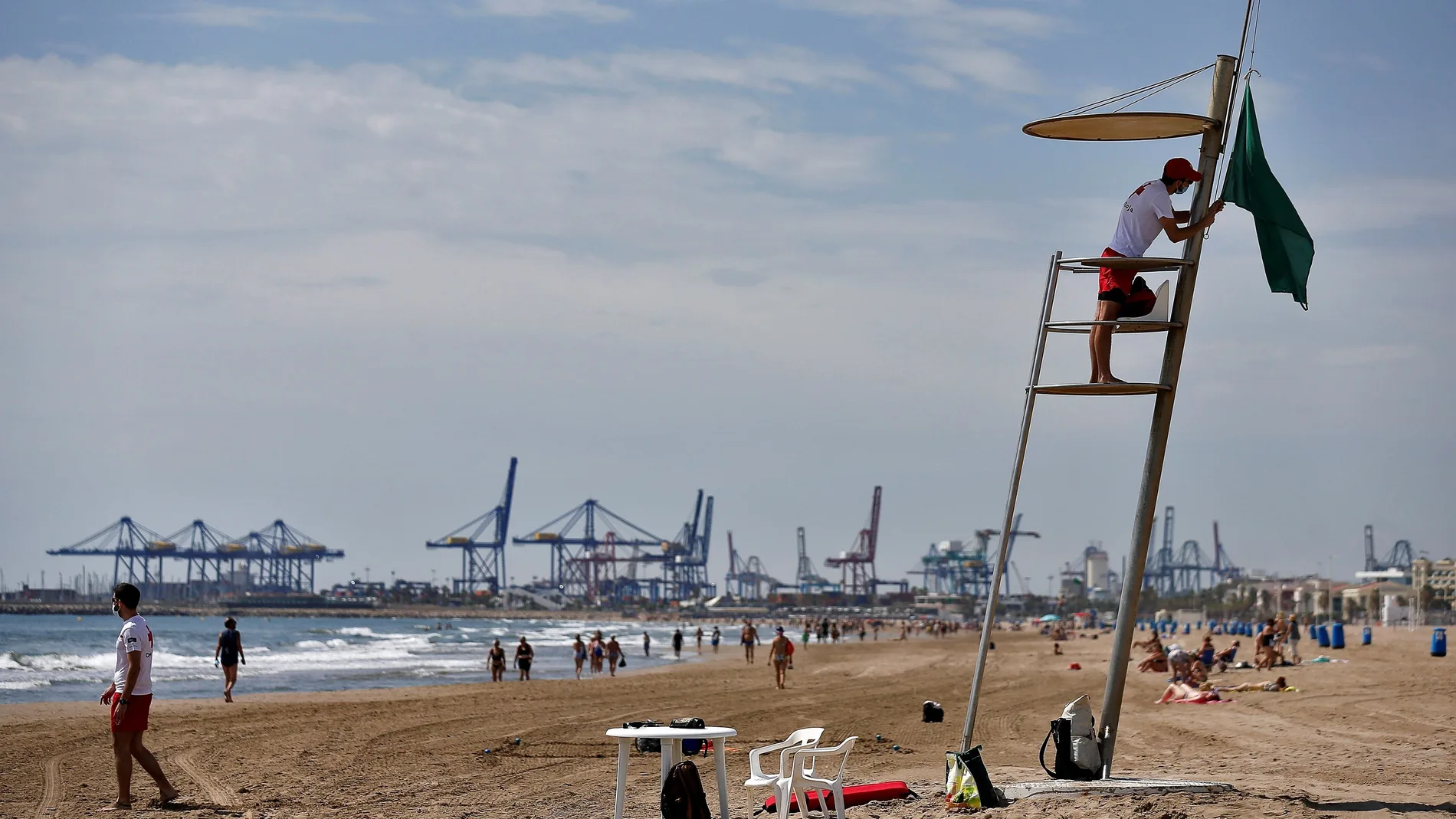 Calma y tranquilidad entre los usuarios de las playas valencianas en el día 1 de la Fase 2