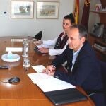 El consejero de Presidencia y Hacienda, Javier Celdrán, durante el encuentro por videoconferencia con la ministra de Política Territorial y Función Pública, Carolina Darias.GOBIERNO REGIONAL01/06/2020
