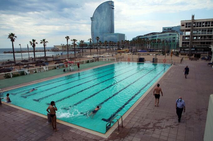 Socios del histórico Club Natación Barcelona nadan este lunes, día en que el gobierno ha permitido la reapertura de las piscinas para uso deportivo durante la fase 1 de la desescalada del estado de alarma por el coronavirus.